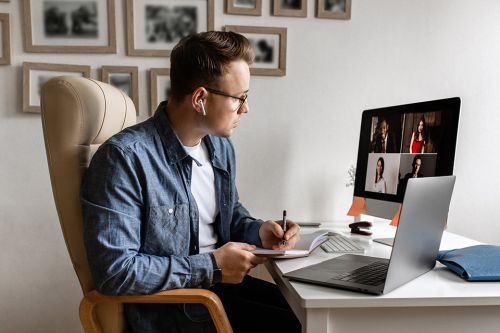 Foto: Mann arbeitet im Homeoffice